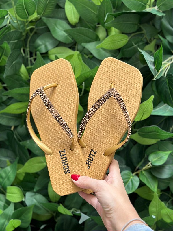 SCHUTZ CHINELO LOGO STRASS DOURADO