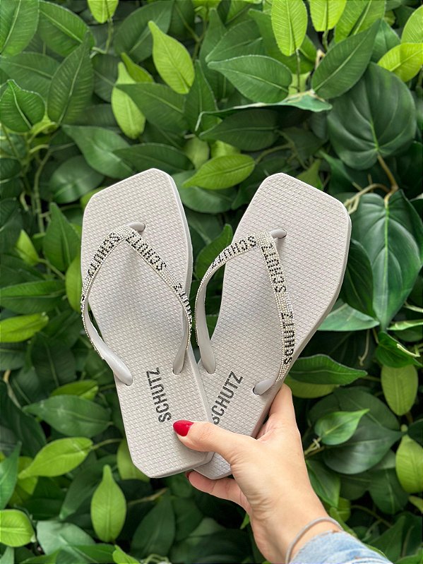 SCHUTZ CHINELO LOGO STRASS CINZA