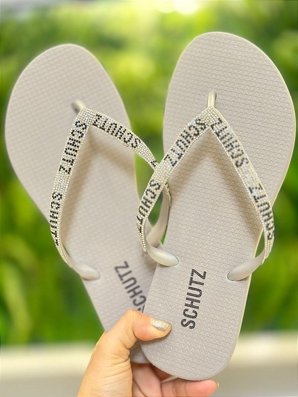SCHUTZ CHINELO LOGO STRASS REDONDO PRATA