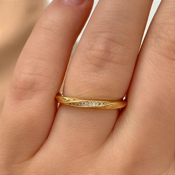 ANEL FIO TORCIDO DETALHE ZIRCÔNIAS DOURADO BIJU