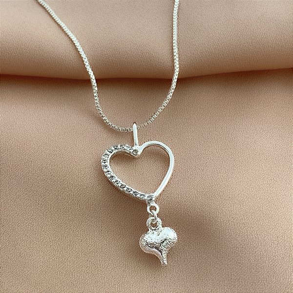 COLAR CORAÇÃO VAZADO METADE ZIRCÔNIAS E CORAÇÃO TEXTURIZADO FOLHEADO A PRATA⭐️