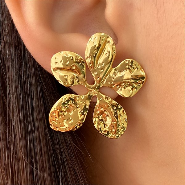BRINCO FLOR PÉTALAS TEXTURIZADAS DOURADO AÇO 316L⭐️