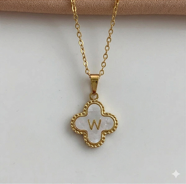 COLAR TREVO RESINADO COM LETRA P-W DOURADO AÇO 316L⭐️