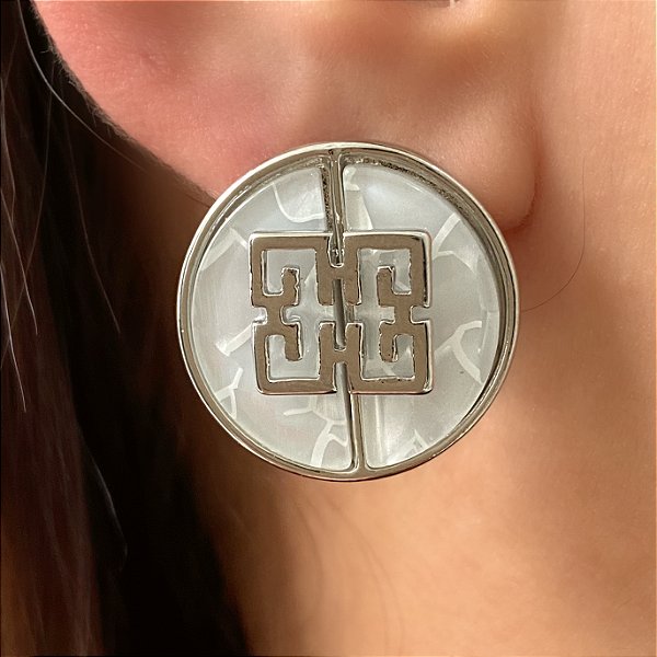 BRINCO CÍRCULO ESMALTADO DESENHO RELEVO PRATEADO BIJU