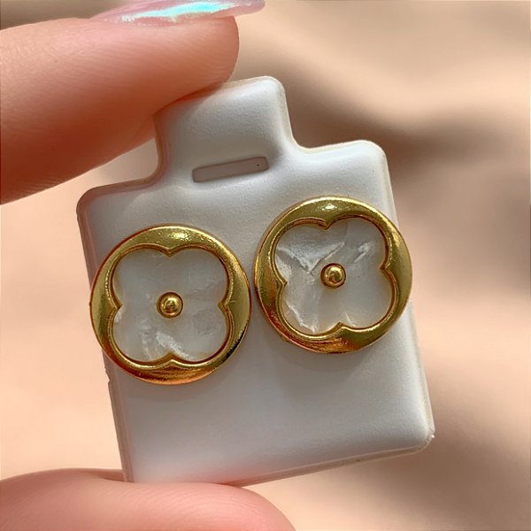 BRINCO TREVO RESINADO BORDA LISA DOURADO AÇO 316L⭐️