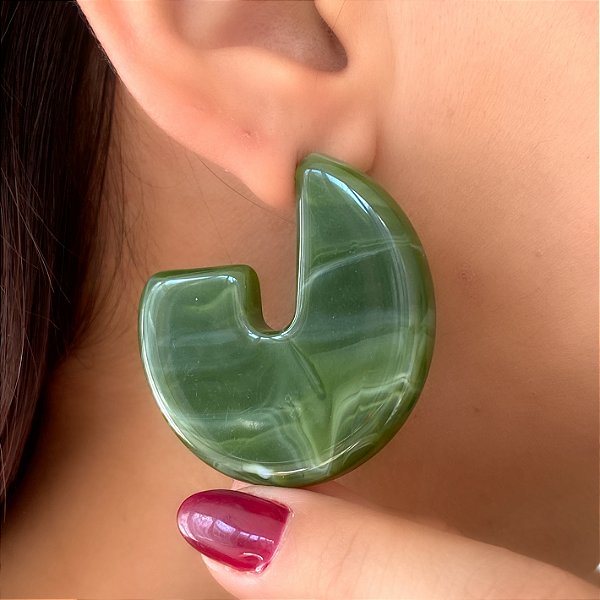 BRINCO ARGOLA MEIA LUA RESINA MESCLADA G1