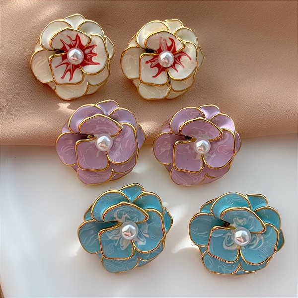 BRINCO FLOR ROSA MESCLADA ESMALTADA G2 DOURADO AÇO 316L PREMIUM⭐️
