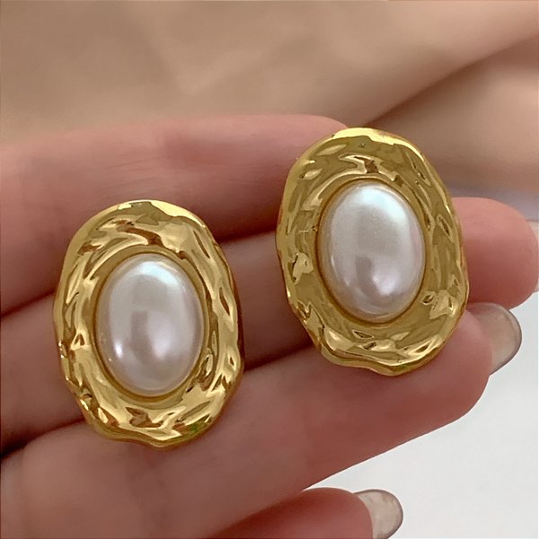 BRINCO OVAL COM PÉROLA DOURADO AÇO 316L⭐️