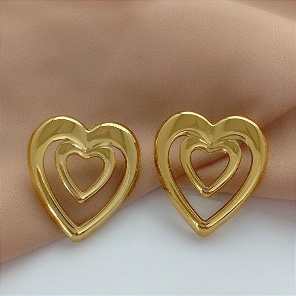 BRINCO CORAÇÃO DUPLO VAZADO DOURADO AÇO 316L⭐️