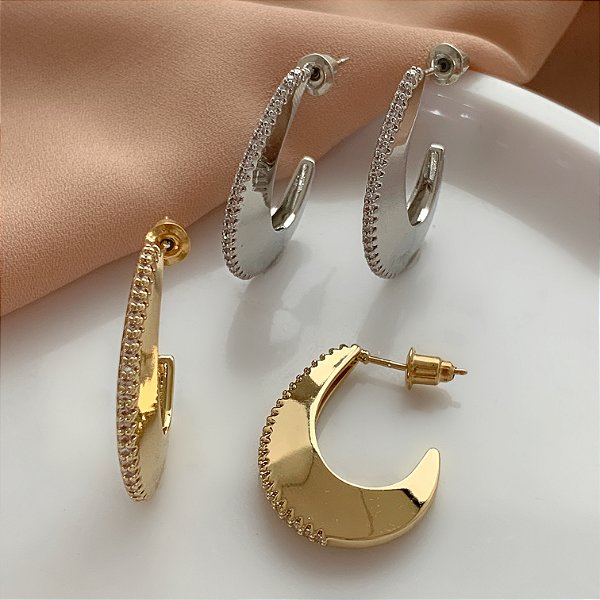 BRINCO ARGOLA OVAL LATERAL ZIRCÔNIAS BIJU