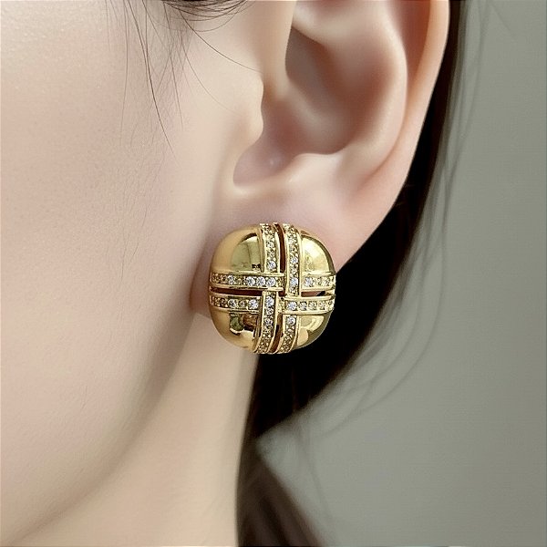 BRINCO QUADRADO BOLEADO ZIRCÔNIAS CRUZADAS BIJU