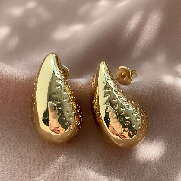 BRINCO VÍRGULA BORDA DETALHADA DOURADO AÇO 316L⭐️