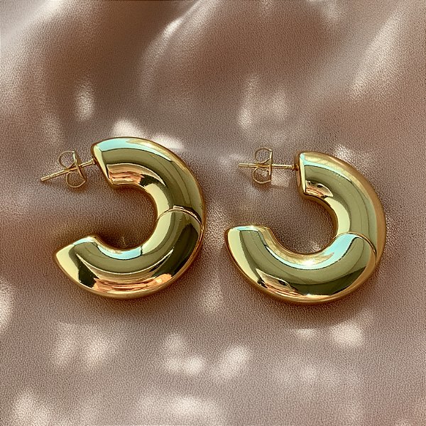 BRINCO ARGOLA GROSSA LISA PONTA DETALHADA DOURADO AÇO 316L⭐️