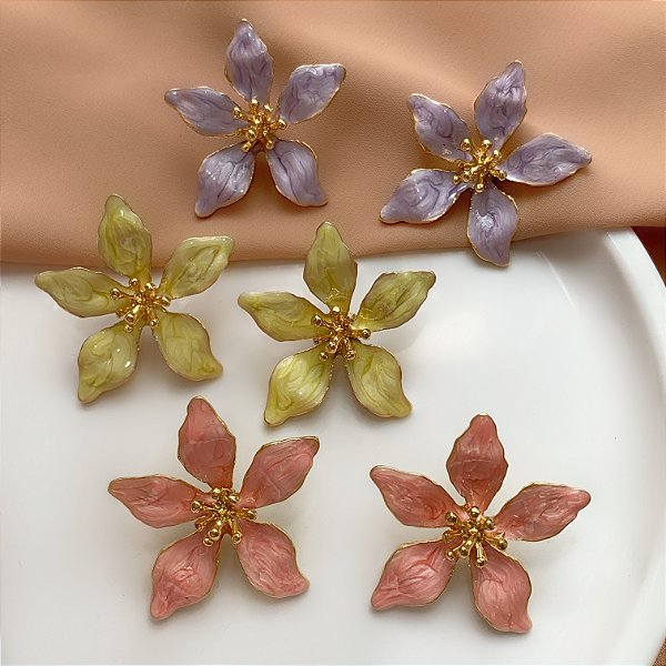 BRINCO FLOR DE HIBISCO ESMALTADA G2 DOURADO BIJU