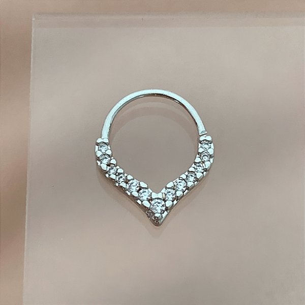 PIERCING NARIZ / SEPTO ARGOLINHA ZIRCÔNIAS EM "V" 8MM FOLHEADO A RÓDIO SEMIJOIA PARA ATUALIZAÇÃO⭐️