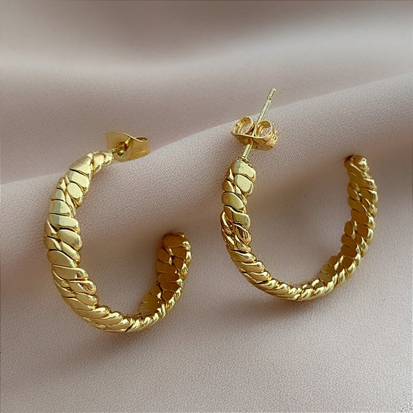 BRINCO ARGOLA DETALHADA DOURADO AÇO 316L⭐️