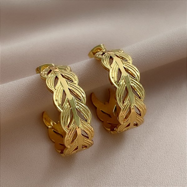 BRINCO ARGOLA RAMINHOS RISCADOS DOURADO AÇO 316L⭐️