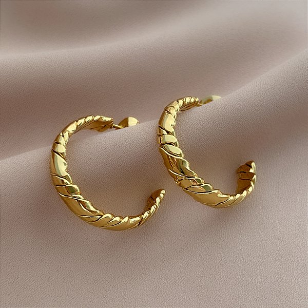 BRINCO ARGOLA DETALHADA ACHATADA DOURADO AÇO 316L⭐️