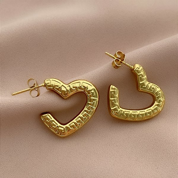 BRINCO ARGOLA CORAÇÃO TEXTURIZADO DOURADO AÇO 316L⭐️