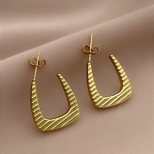 BRINCO ARGOLA RETANGULAR LINHAS DESENHADAS DOURADO AÇO 316L⭐️