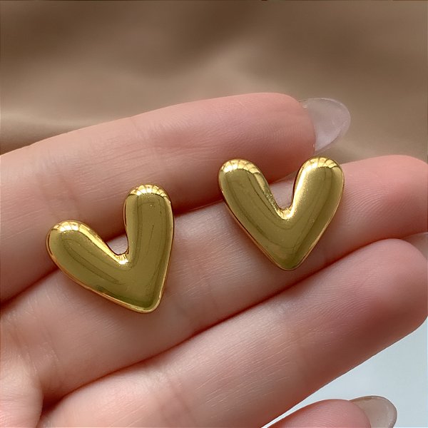 BRINCO CORAÇÃO LISO ACHATADO DOURADO AÇO 316L⭐️
