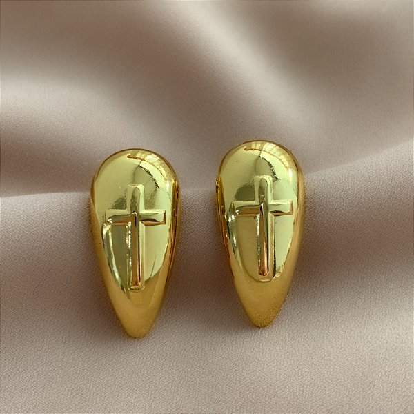 BRINCO GOTA ALONGADA RELEVO CRUZ DOURADO AÇO 316L⭐️