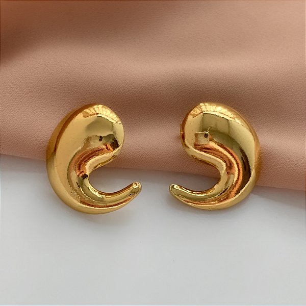BRINCO VÍRGULA CURVADA P DOURADO AÇO 316L⭐️