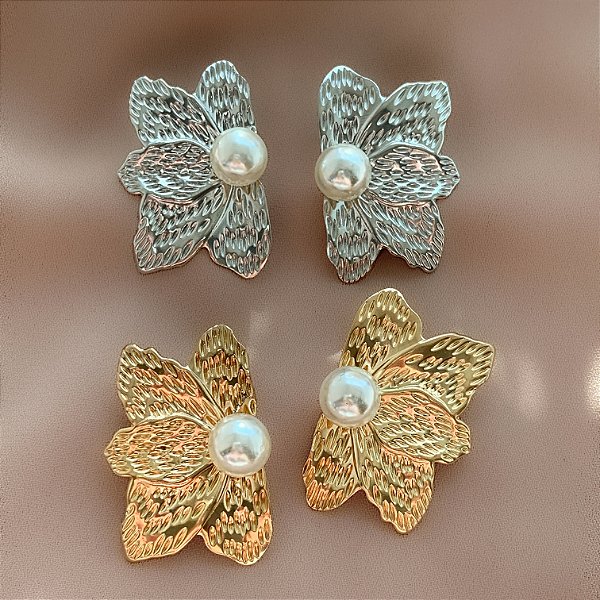 BRINCO MEIA FLOR PÉTALAS TEXTURIZADAS BOTÃO PÉROLA BIJU