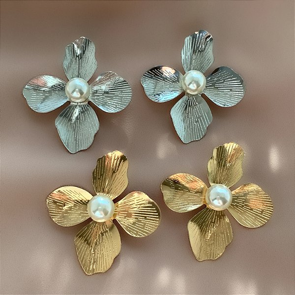 BRINCO FLOR PÉTALAS RISCADAS BOTÃO PÉROLA BIJU