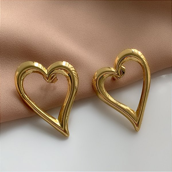 BRINCO CORAÇÃO VAZADO CURVADO DOURADO AÇO 316L⭐️