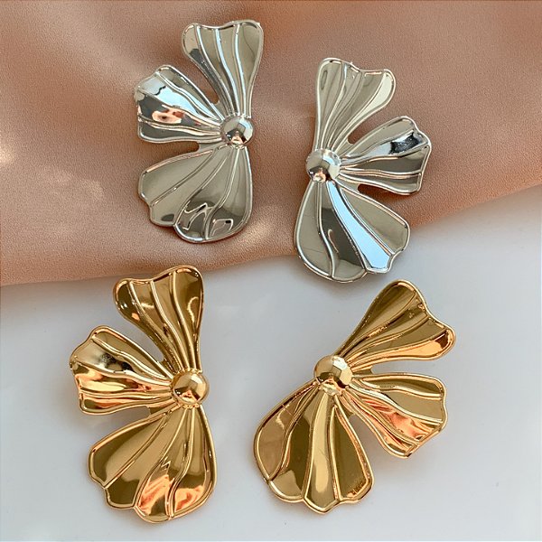 BRINCO MEIA FLOR PÉTALAS ASSIMÉTRICAS DESENHADAS BIJU