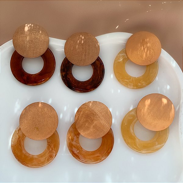 BRINCO CÍRCULO VAZADO RESINA MESCLADA DETALHE MADEIRA