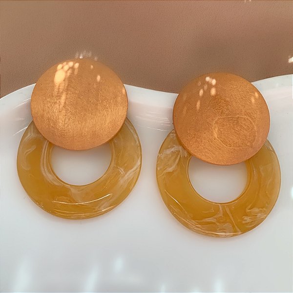 BRINCO CÍRCULO VAZADO RESINA MESCLADA DETALHE MADEIRA