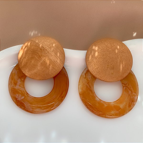 BRINCO CÍRCULO VAZADO RESINA MESCLADA DETALHE MADEIRA