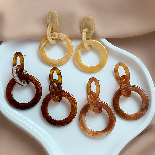 BRINCO ELOS PENDENTES RESINA MESCLADA