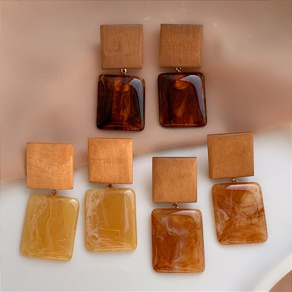 BRINCO QUADRADO RESINA MESCLADA DETALHE EM MADEIRA