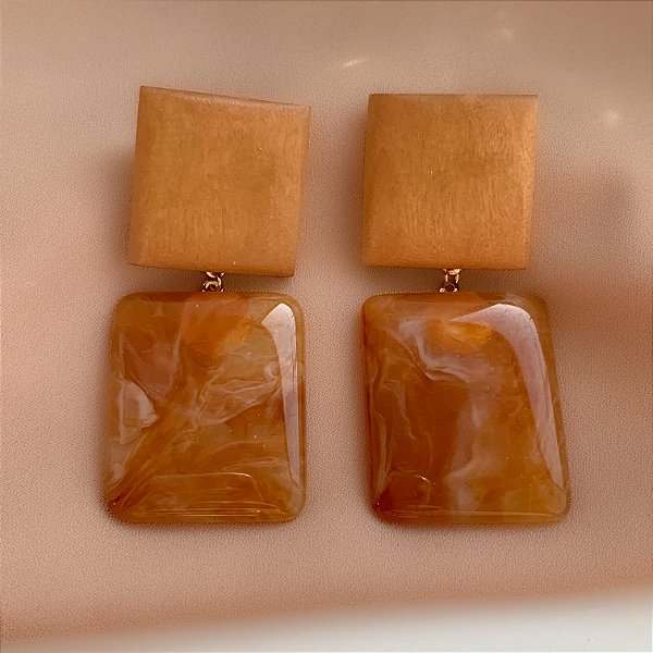 BRINCO QUADRADO RESINA MESCLADA DETALHE EM MADEIRA