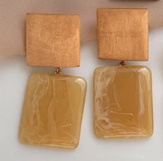 BRINCO QUADRADO RESINA MESCLADA DETALHE EM MADEIRA