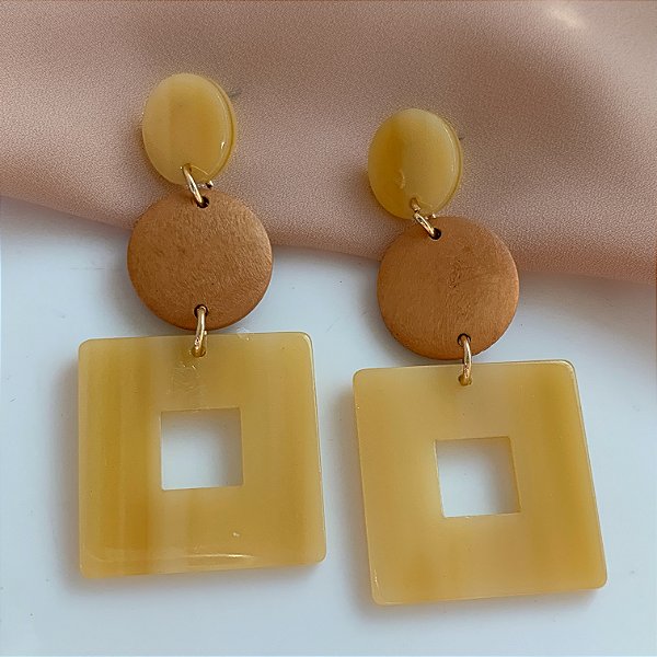 BRINCO QUADRADO VAZADO RESINA DETALHE MADEIRA