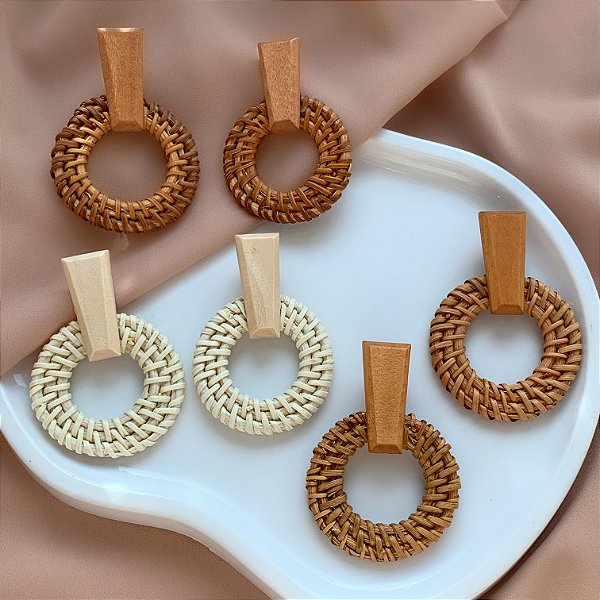 BRINCO PALHA REDONDO VAZADO DETALHE MADEIRA