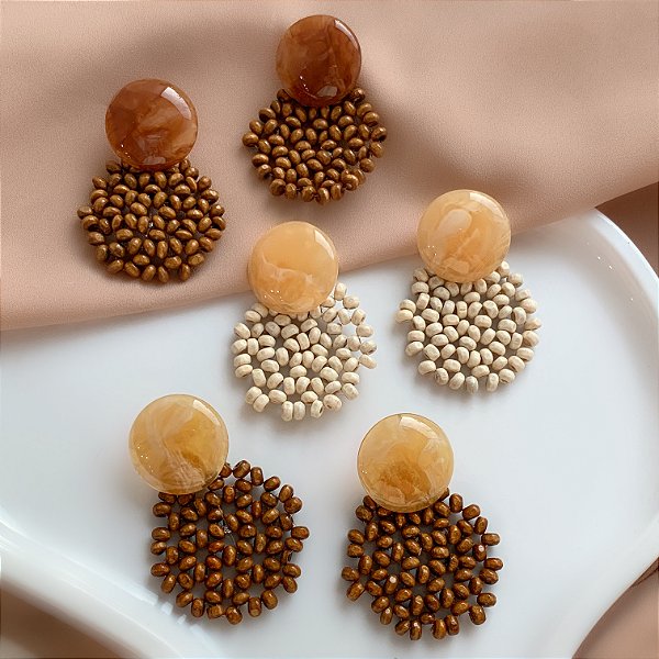 BRINCO BOLINHAS DE MADEIRA DETALHE RESINA MESCLADA