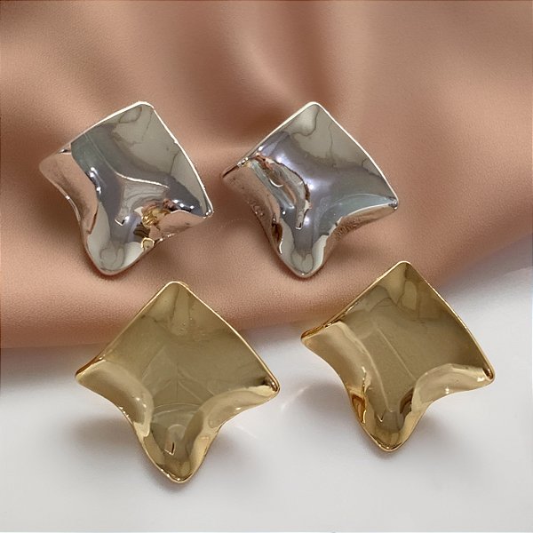 BRINCO QUADRADO LISO ONDULADO BIJU