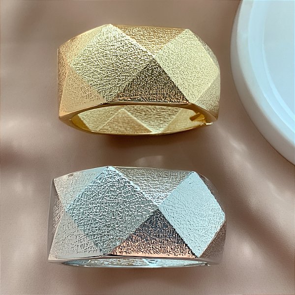 PULSEIRA / BRACELETE GROSSO FORMATO ABSTRATO TEXTURIZADO BIJU