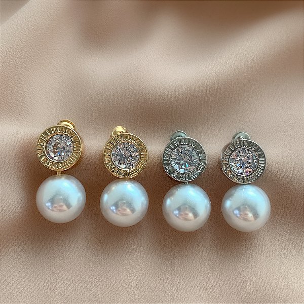 BRINCO ZIRCÔNIA BORDA NÚMEROS ROMANOS E PÉROLA BIJU