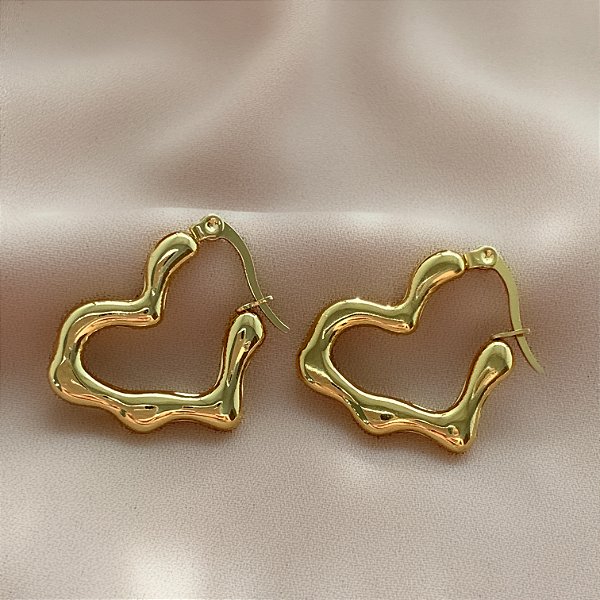 BRINCO ARGOLA CORAÇÃO BORDA ONDULADA FECHO ITALIANO DOURADO AÇO 316L⭐️
