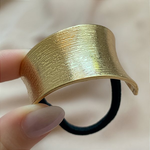 ELÁSTICO HAIR CUFF COM METAL LARGO TEXTURIZADO BIJU