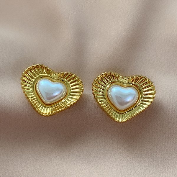 BRINCO CORAÇÃO TEXTURIZADO COM PÉROLA DOURADO AÇO 316L ⭐️