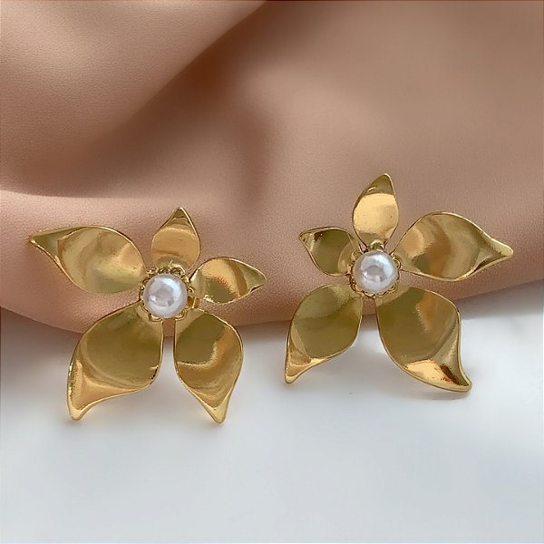 BRINCO FLOR ELEGANTE COM PÉROLA DOURADO AÇO 316L ⭐️