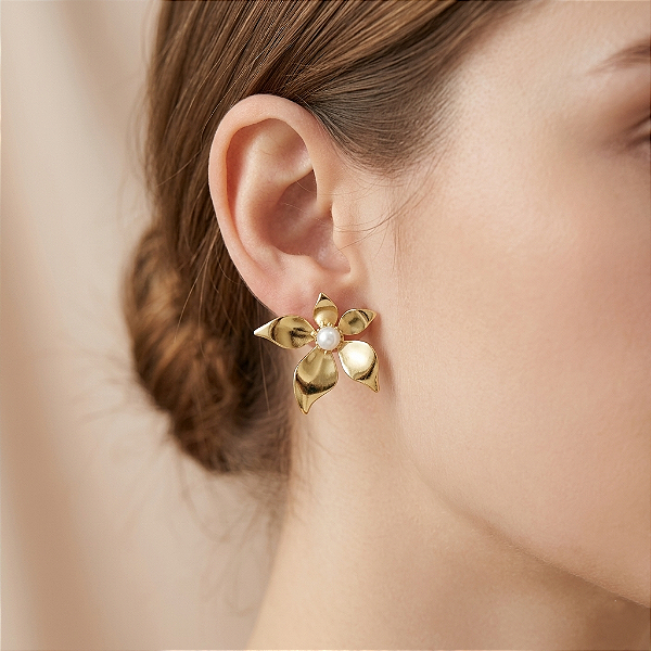 BRINCO FLOR ELEGANTE COM PÉROLA DOURADO AÇO 316L ⭐️