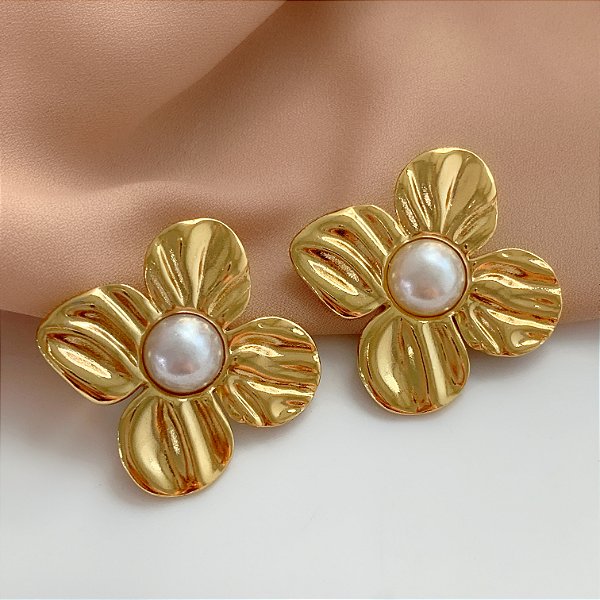 BRINCO FLOR 4 PÉTALAS COM PÉROLA DOURADO AÇO 316L ⭐️